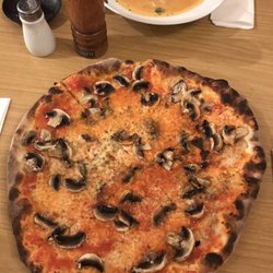 Pizzeria Atila - Pizza Funghi und Knoblauchsuppe.