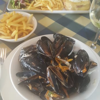Le Sacre Coeur - Moules frites... what a HUGE bowl of mussels!!! - French Near Me - London, XGL Le Sacre Coeur - Moules frites... what a HUGE bowl of mussels!!! - French Near Me - London, XGL