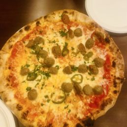 Pizza granny with meatballs and jalapeño Pizza granny with meatballs and jalapeño