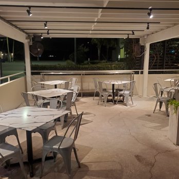 Pho 813 - Outside Seating - Vietnamese Near Me - Tampa, Florida