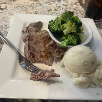 Mack Avenue Grille - Diners Near Me - Grosse Pointe, Michigan