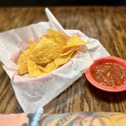 El Mezcal Mexican Restaurant Bar And Grill - Chips & salsa. Heat level 3 outa 10.