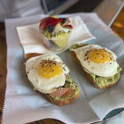 Jpresso - Avocado with salmon and over easy egg