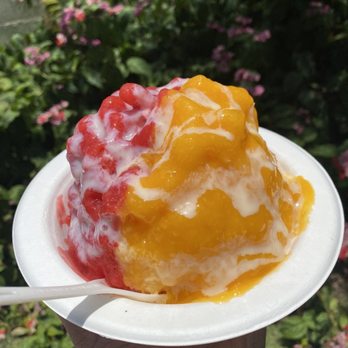 Monsarrat Shave Ice - Strawberry mango with condensed milk (close-up) - Shaved Ice Near Me - Honolulu, Hawaii