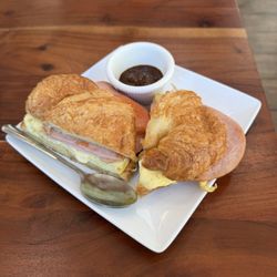 Maestro Coffee - Croissant sandwich