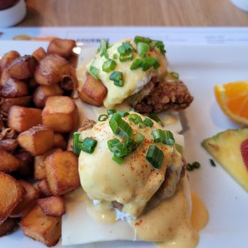 Pür And Simple - Fried chicken eggs Benedict - Breakfast & Brunch Near Me - Toronto, Ontario