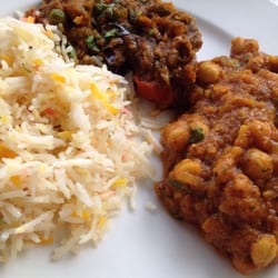 Satraj - Chana Masala (rechts), Reis und links Bengen Bhajji