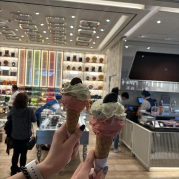 Venchi - Tiramisu and Strawberry - Gelato Near Me - Santa Clara, California