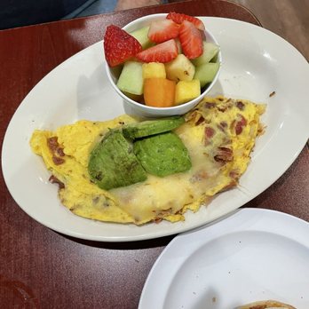 Nat's On Ventura - Avocado, bacon and cheese omelette with fruit - American Near Me - Los Angeles, California Nat's On Ventura - Avocado, bacon and cheese omelette with fruit - American Near Me - Los Angeles, California