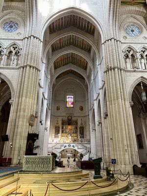 Catedral de Santa María la Real de la Almudena by null