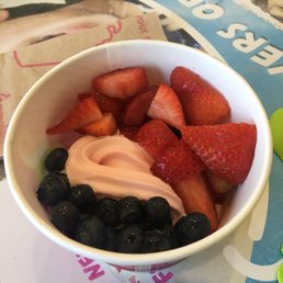 Strawberry fro-yo with fresh strawberries and fresh blueberries - Frolicious !!!!