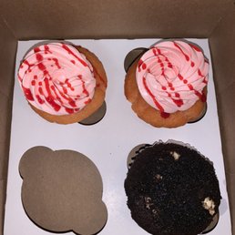Strawberry and Cookies&Cream cupcakes. Strawberry and Cookies&Cream cupcakes.