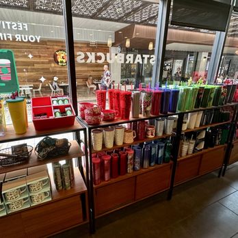Starbucks - Holiday Window dressing - Coffee & Tea Near Me - Honolulu, Hawaii