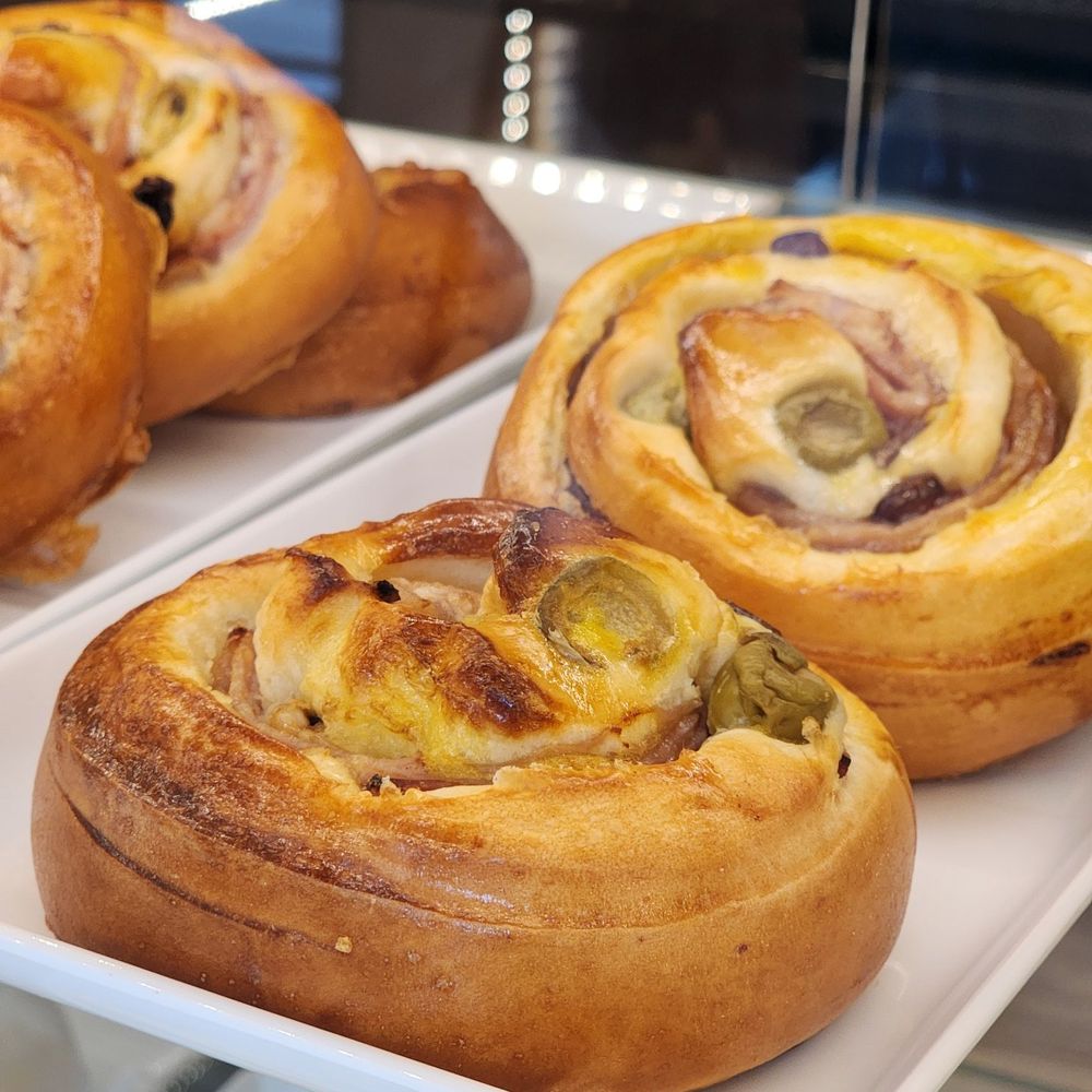 Golfeados 900 - a variety of pastries on display - Venezuelan Near Me - Doral, Florida