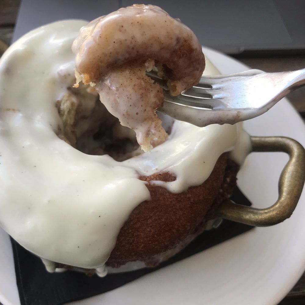 Market at EDITION - Giant cinnamon bun first bite - Coffee & Tea Near Me - Miami Beach, Florida Market at EDITION - Giant cinnamon bun first bite - Coffee & Tea Near Me - Miami Beach, Florida