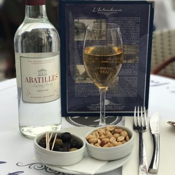 L'Intendance - Un verre de Sauternes et une bouteille d'Abatilles en attendant le déjeuner. - Bars Near Me - Bordeaux, 33