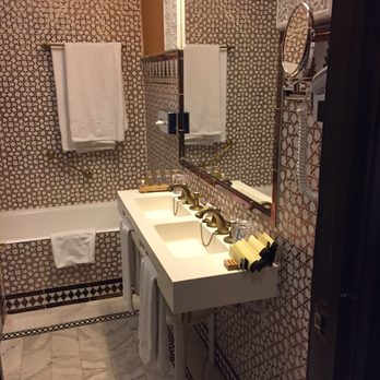 Hotel Alhambra Palace - Bath -small, crowded and dated - Hotels Near Me - Granada, GR