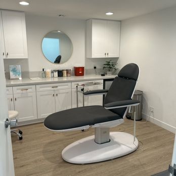 Pure Indulgence Aesthetics - One of the procedure rooms for Botox. - Medical Spas Near Me - Laguna Hills, California Pure Indulgence Aesthetics - One of the procedure rooms for Botox. - Medical Spas Near Me - Laguna Hills, California