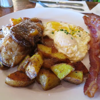 Helen's - Peach French Toast with bacon and over easy eggs - New American Near Me - Richmond, Virginia Helen's - Peach French Toast with bacon and over easy eggs - New American Near Me - Richmond, Virginia