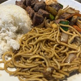 Filet mignon steamed rice noodles and delicious veggies! Filet mignon steamed rice noodles and delicious veggies!