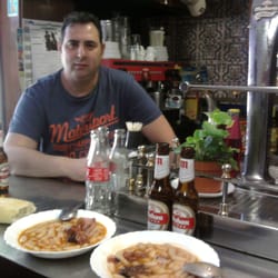 Las Cubas - Juan también posa con la exquisita fabada.