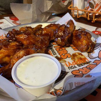 Hooters - 10 Piece Daytona Beach Style Wings (minus 2 wings which were consumed as soon as that plate was served) - American Near Me - Ontario, California