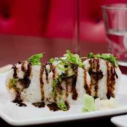 Tokyo Lounge - Inside-Out Roll mit Entenbrustfilet und Hoi-Sin Spezialsoße in Reispapier