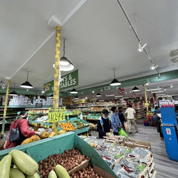 Apna Bazaar Cash & Carry - people shopping in a grocery store - International Grocery Near Me - Jackson Heights, New York