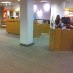LensCrafters - That girl has bad communication on how be a sales girl..feel so bad for her
