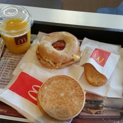 McDonald's - Snídaňový bagel s vajíčky a slaninou, šunkový toast, hashbrown a pomerančový džus