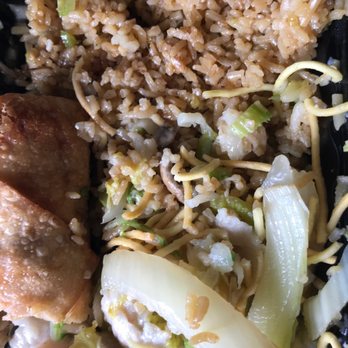 Hunan King - Chicken Chow Mein with VEGETABLE FRIED RICE? Where the vegetables???!! $8.50  soggy brown rice , gelatin texture chicken. - Chinese Near Me - Elyria, Ohio