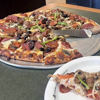 Round Table Pizza - King Arthur's Supreme® (Large 14") - Pizza Near Me - La Cañada Flintridge, California