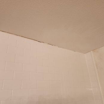 Jacuzzi Bath Remodel of Seattle - caulk repeatedly cracked at ceiling - General Contractors Near Me - Kent, Washington
