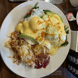 Suzie's Kitchen - Avocado eggs benedict with diced tomatoes, spinach and hollandaise sauce and with hash browns. I had them add ham to it.