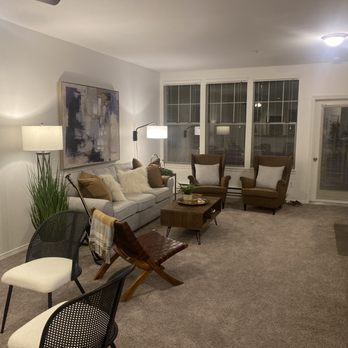 Summerwalk at Klahanie - Large windows and balcony door - Apartments Near Me - Issaquah, Washington Summerwalk at Klahanie - Large windows and balcony door - Apartments Near Me - Issaquah, Washington