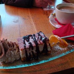 Café Extrablatt - Käsekuchen mit einem großen Kaffee