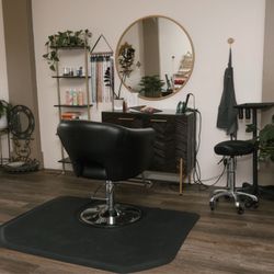 Lauren Cassidy - Laurens salon chair and station area