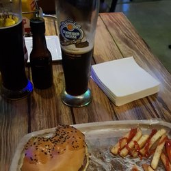 Hamburguesa búfalo y cerveza patricia (uruguaya)