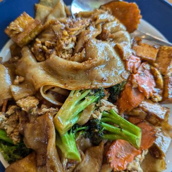 NOM NOM Restaurant & Grill - Tofu pad Kee mao - Vietnamese Near Me - Vancouver, Washington
