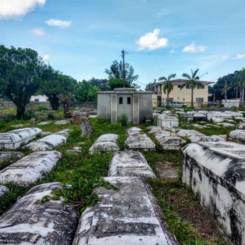 Lincoln Memorial Park - Rows and rows - Parks Near Me - Miami, Florida