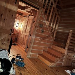 Red Arrow Cabins - Loft /bedroom bathroom