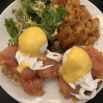 Walter's - Eggs Benedict with smoked salmon - New American Near Me - Brooklyn, New York