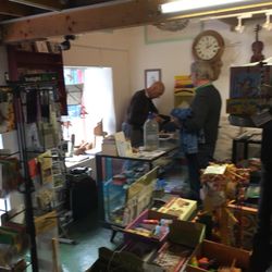 Ádh Dánlann Gallery - The front of the store. Mainly he sells children's toys as well as musical instruments.