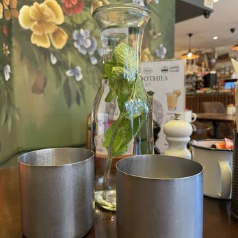 Drury 188-189 - Water cups and ambiance - Breakfast & Brunch Near Me - London, XGL