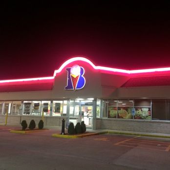 Braum's Ice Cream & Dairy Stores - exterior at night - Ice Cream & Frozen Yogurt Near Me - Seminole, Oklahoma