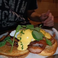 Mad Cowes Cafe - Eggs Benedict