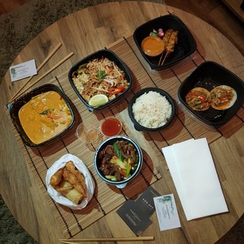 Chaophraya Edinburgh - Chaophraya platter for 2, Chicken Pad Thai, Prawn Thai Red Curry and coconut rice (photo taken from www.sandlblog.com) - Thai Near Me - Edinburgh, MLN