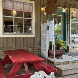 Papi's Pies - Patio sitting outside area