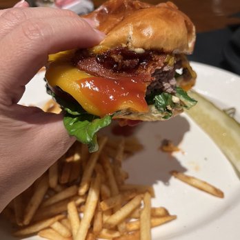 DoubleTree by Hilton Hotel Irvine - Spectrum - The best burger ever! Grass fed all amazing lol - Hotels Near Me - Irvine, California DoubleTree by Hilton Hotel Irvine - Spectrum - The best burger ever! Grass fed all amazing lol - Hotels Near Me - Irvine, California