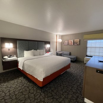 Hampton Inn Prescott - The bedroom suite is large, comfortable, modern, and inviting. - Hotels Near Me - Prescott, Arizona Hampton Inn Prescott - The bedroom suite is large, comfortable, modern, and inviting. - Hotels Near Me - Prescott, Arizona